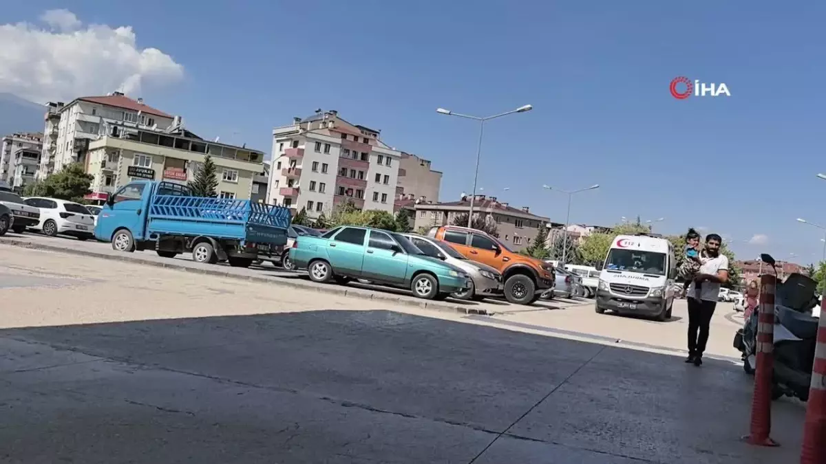 Bıçak Oynarken Gözüne Battı