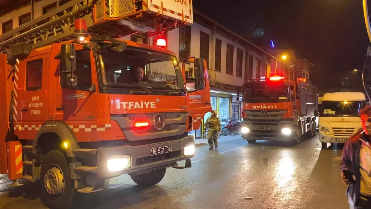 İnegöl’de Çatı Yangını Paniğe Neden Oldu